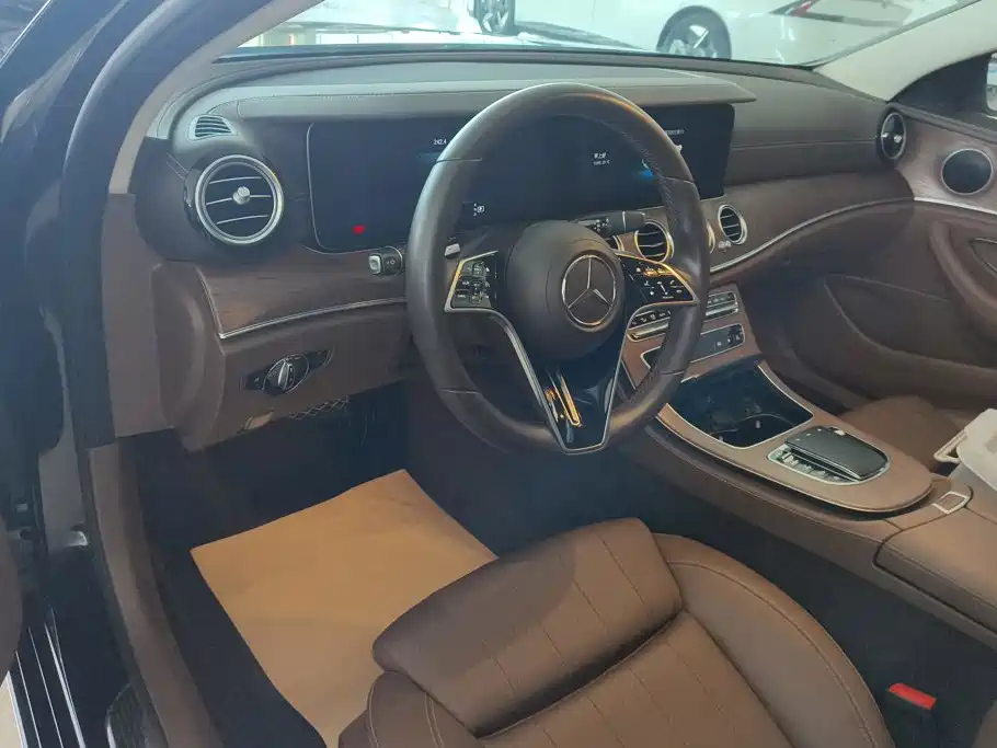 Mercedes-Benz E-Class — миниатюра 12
