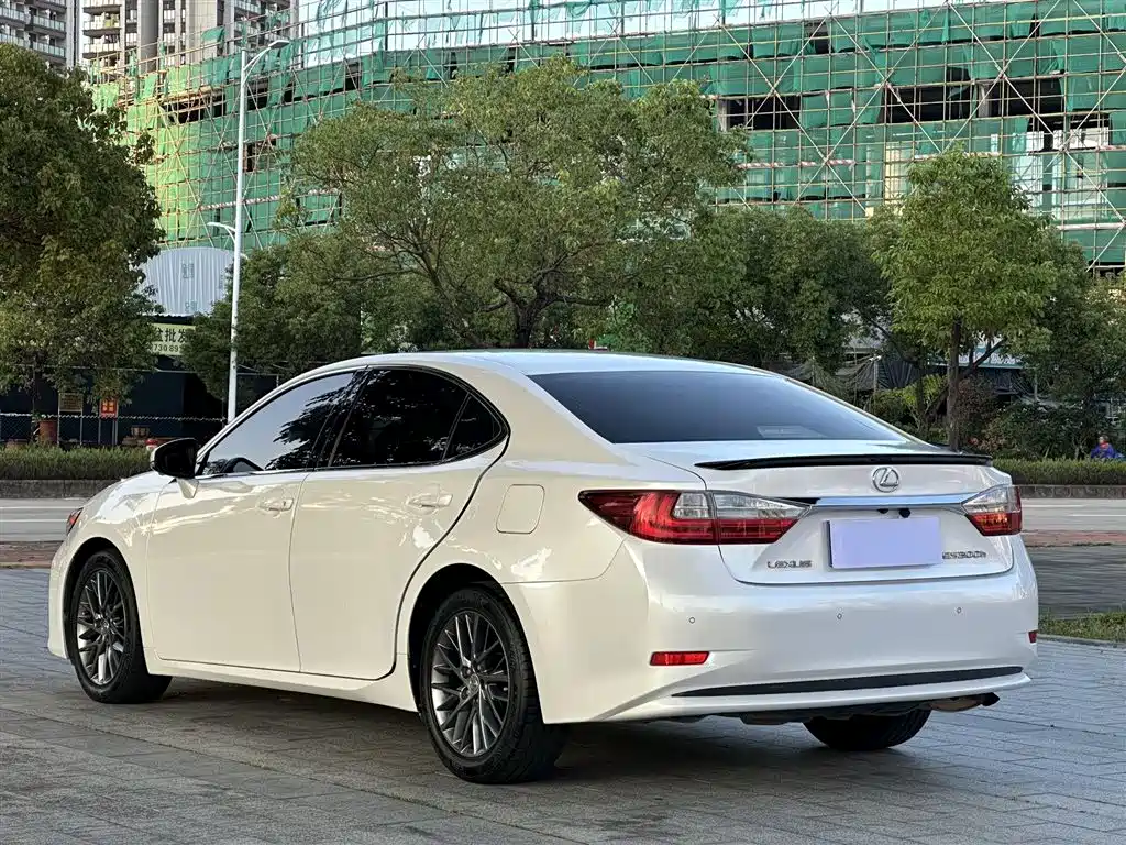 Lexus ES 2017 200 30