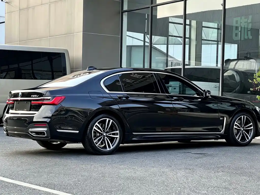 BMW 7 Series — миниатюра 9