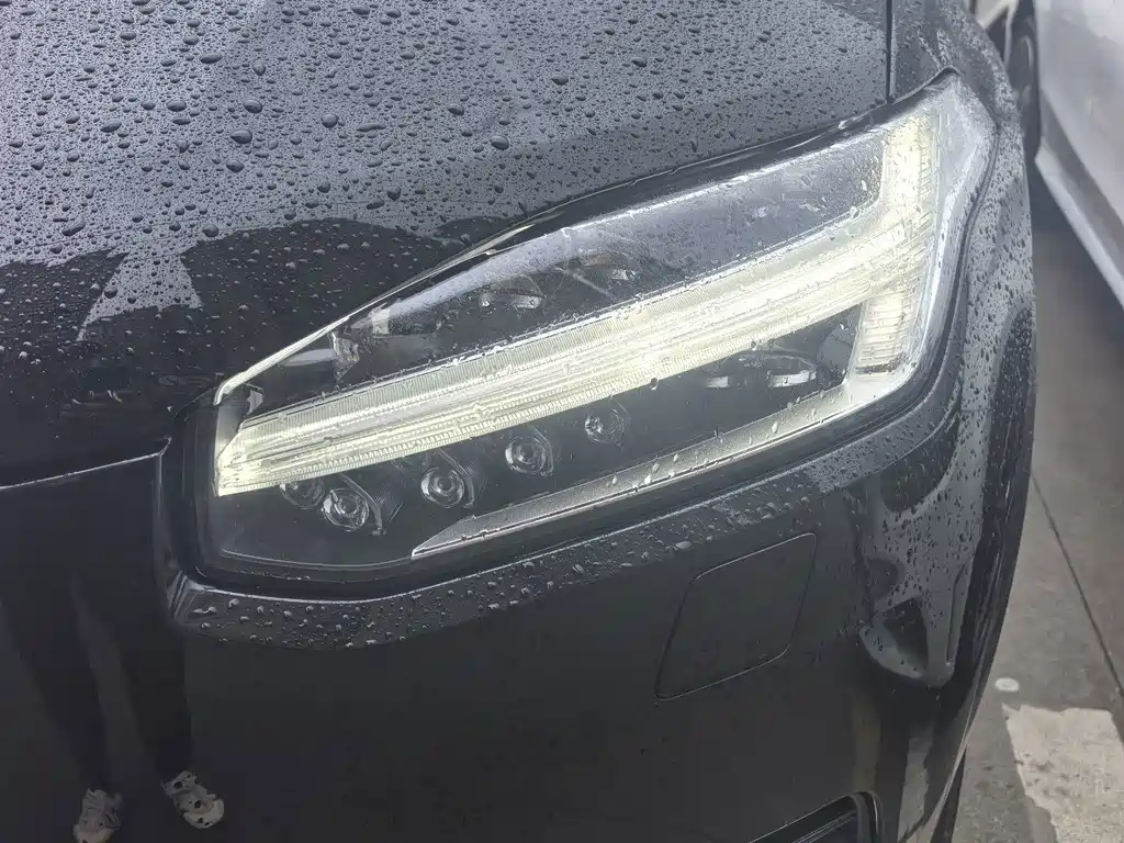 Volvo XC90 — миниатюра 10