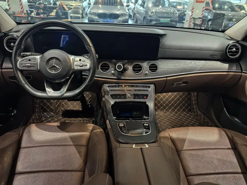 Mercedes-Benz E-Class — миниатюра 7