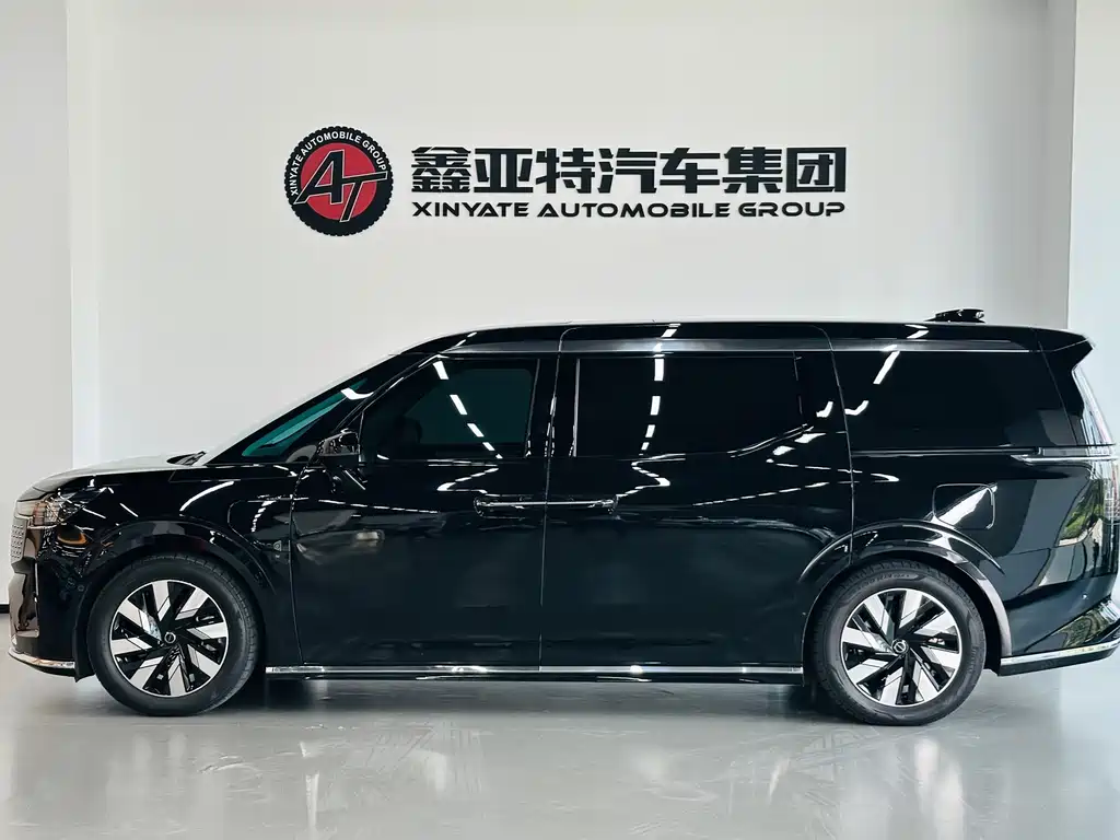 Volvo EM90 2025 Ultra мест