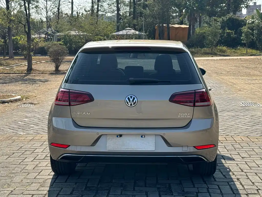 VOLKSWAGEN GOLF