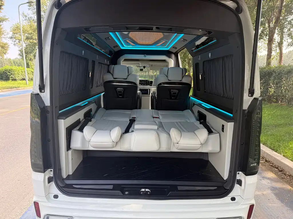 Toyota HiAce 2023 2.7L MT