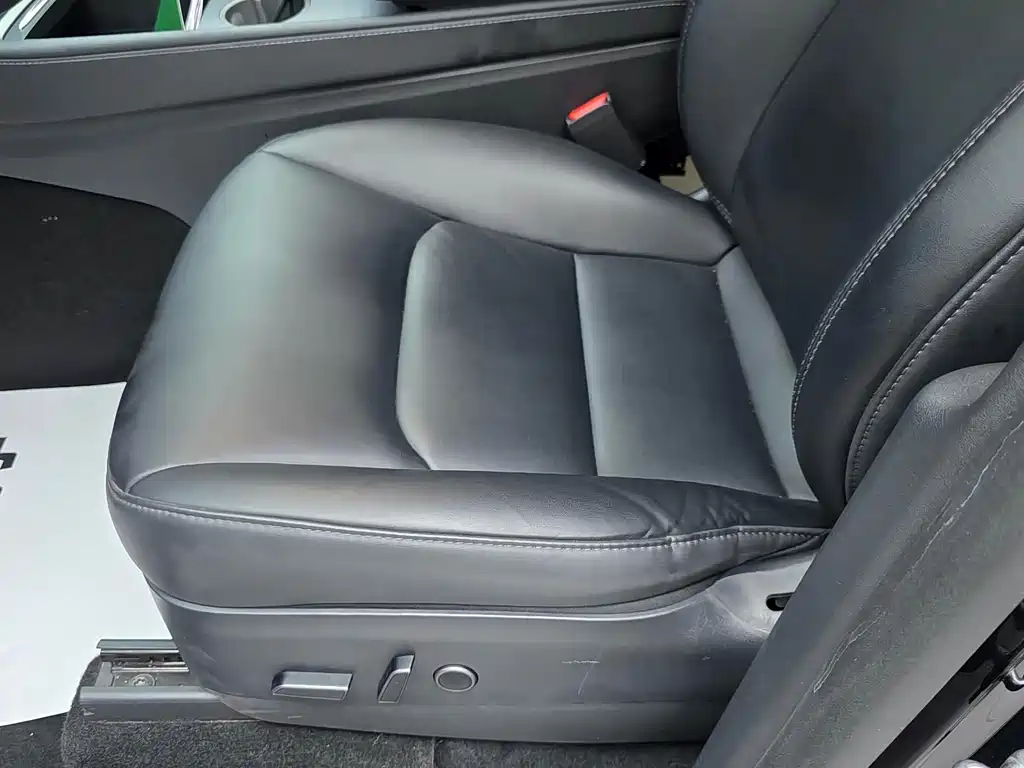Tesla Model Y — миниатюра 10