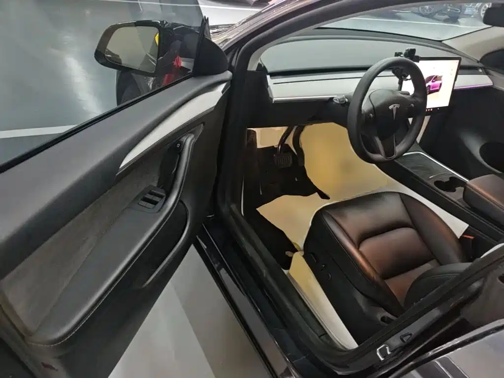 Tesla Model Y — миниатюра 16