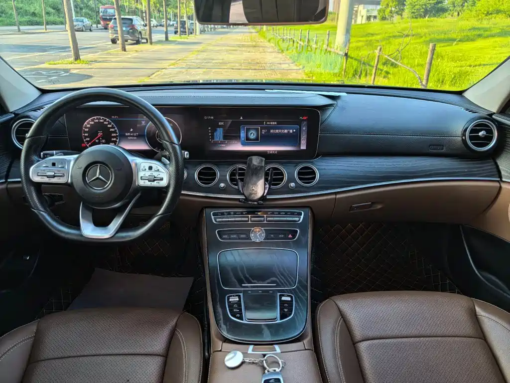 Mercedes-Benz E-Class — миниатюра 13