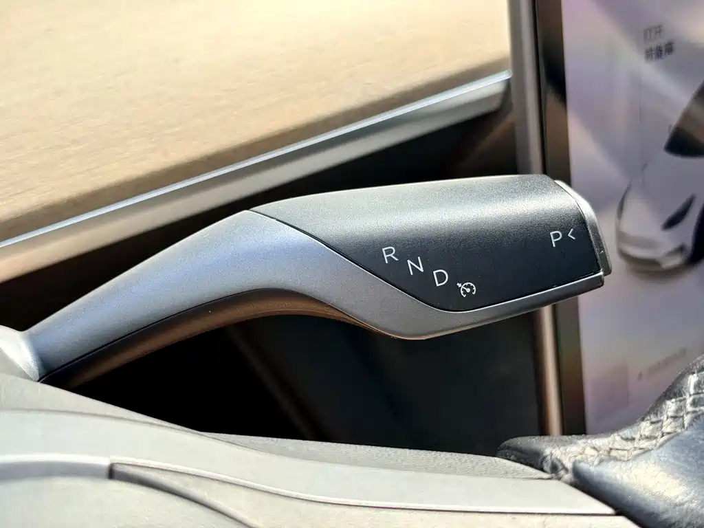 Tesla Model Y — миниатюра 13