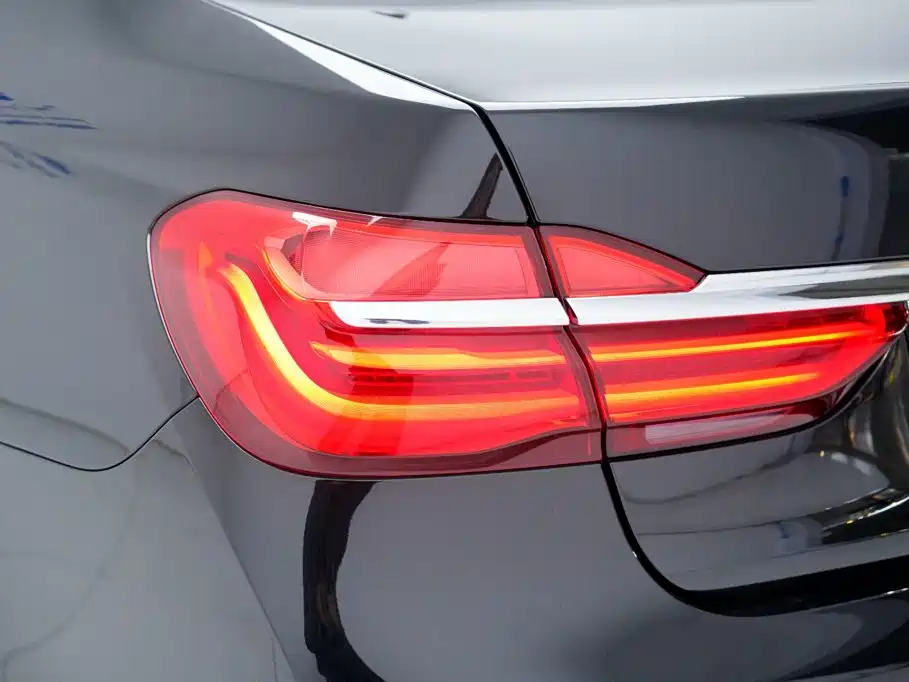 BMW 7 Series — миниатюра 17