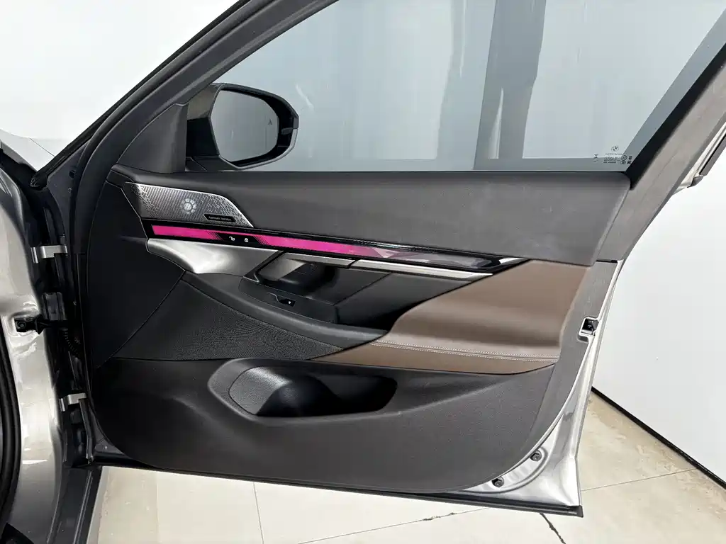 BMW 5 Series — миниатюра 24