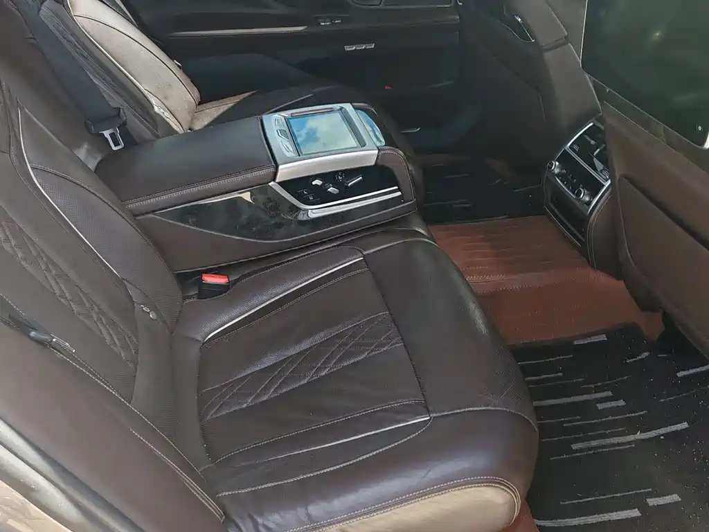 BMW 7 Series — миниатюра 9