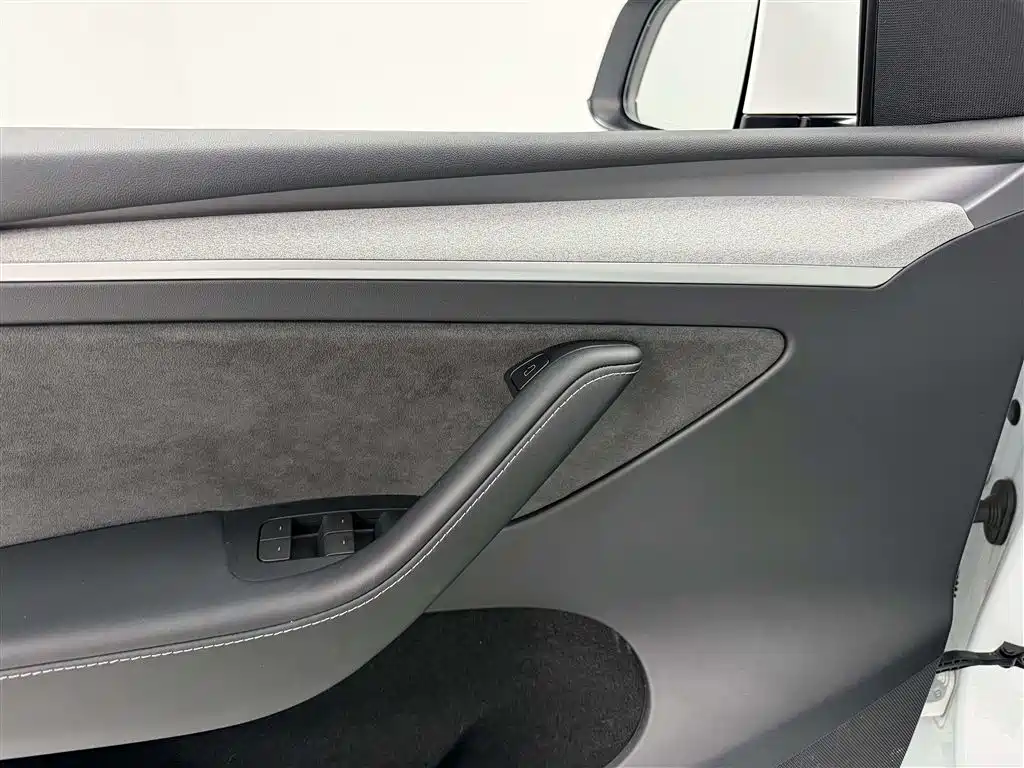 Tesla Model Y — миниатюра 8