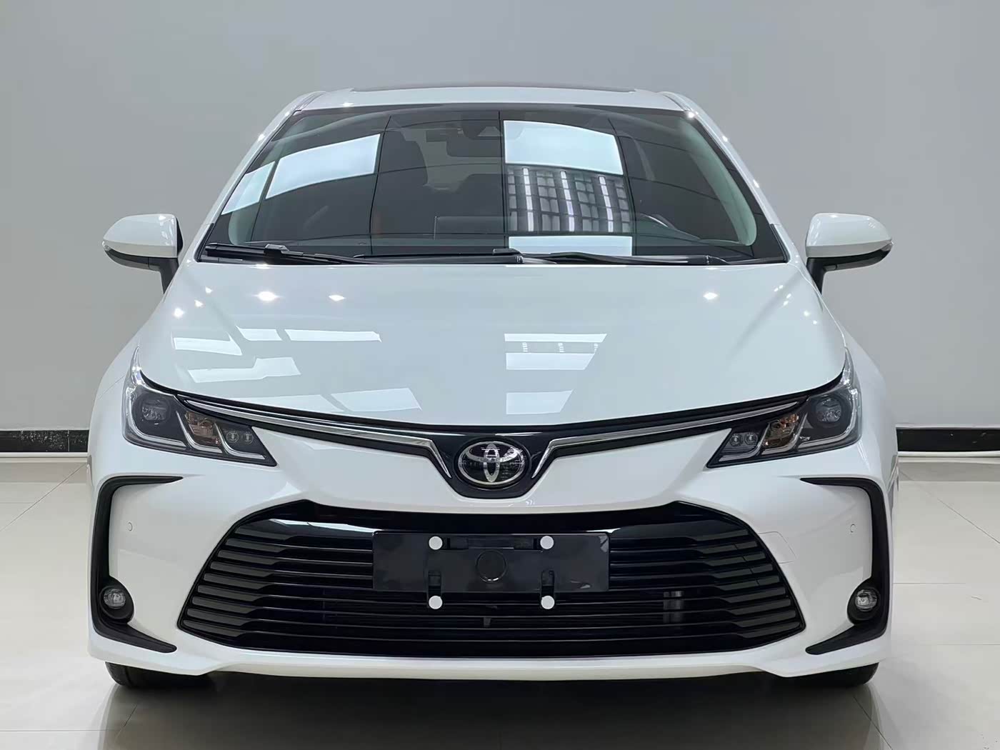 Toyota Corolla 1.2 л 2023 г. Белый, пробег 9200 км