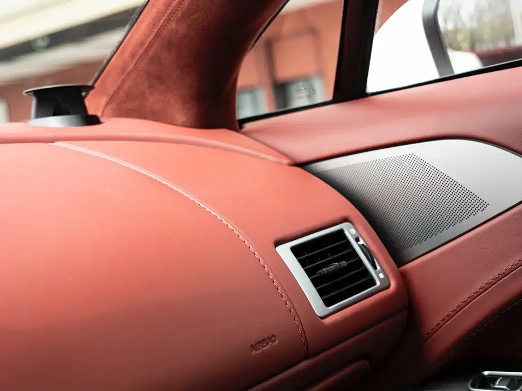 Aston Martin Rapide — миниатюра 18