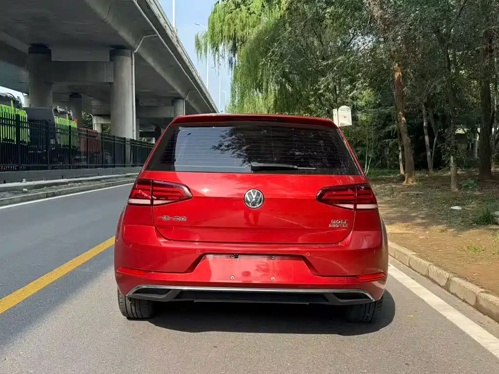 VOLKSWAGEN GOLF