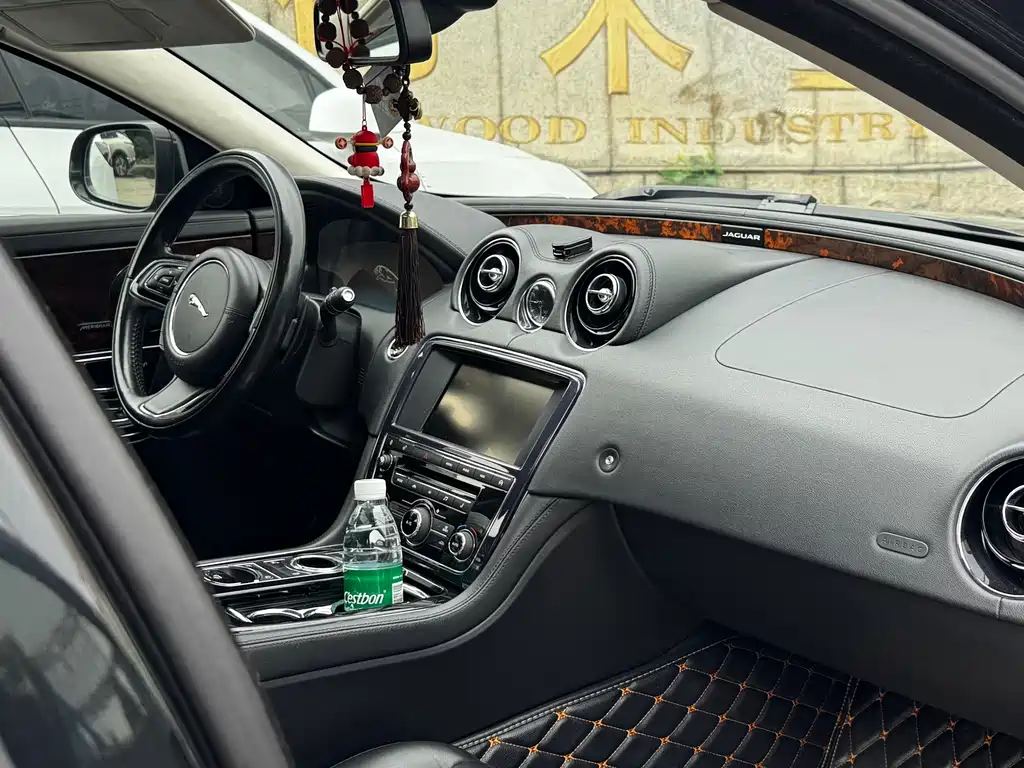 Jaguar XJ — миниатюра 15