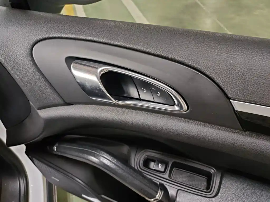 Porsche Cayenne — миниатюра 13