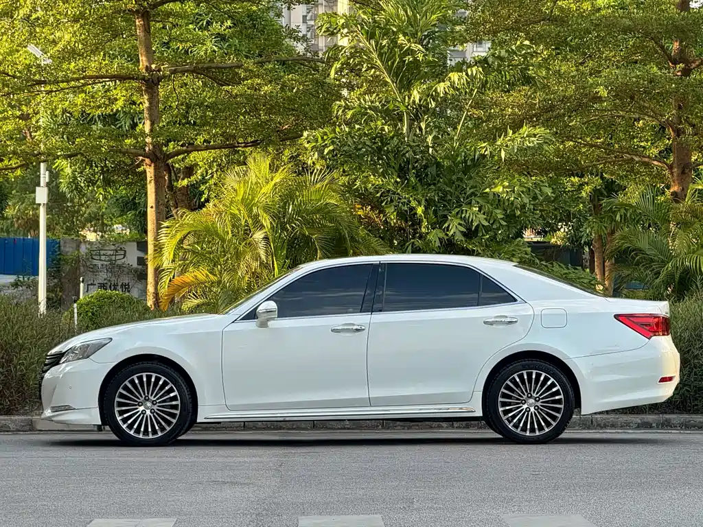 Toyota Crown — миниатюра 3