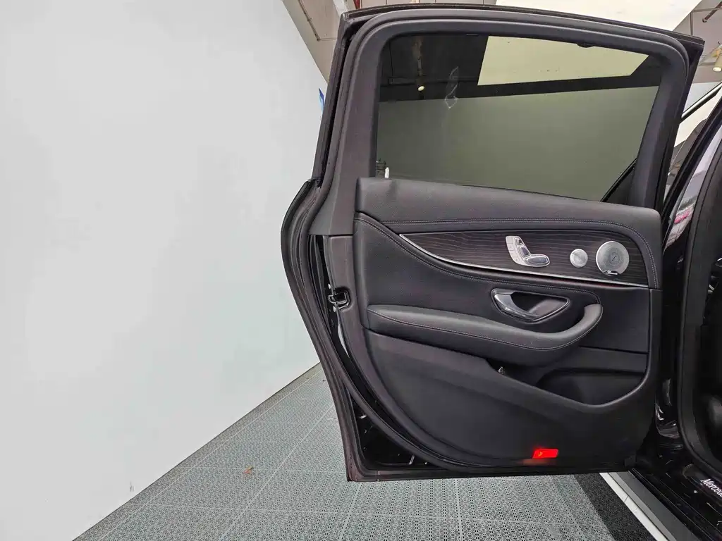 Mercedes-Benz E-Class — миниатюра 14