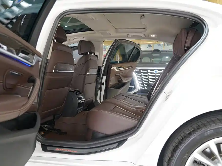 BMW 5 Series — миниатюра 6