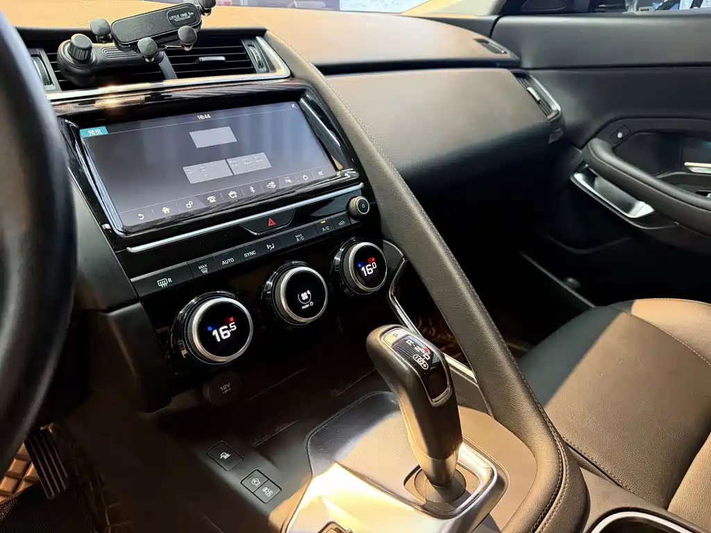 Jaguar E-PACE — миниатюра 7