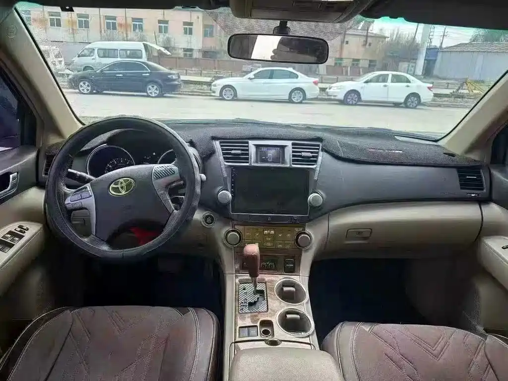 Toyota Highlander 2011 2.7L 7 мест Luxury