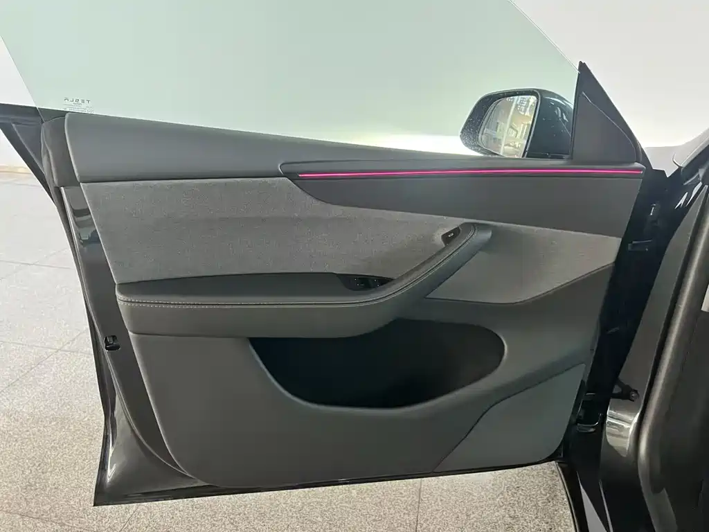 Tesla Model Y — миниатюра 26