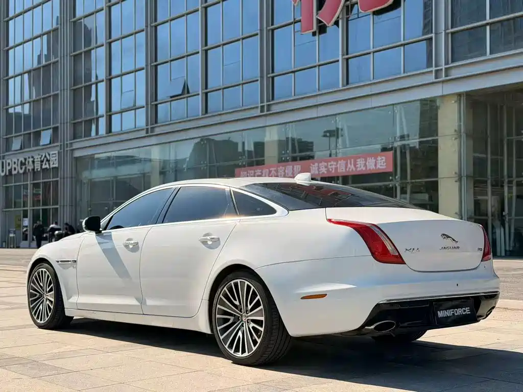 Jaguar XJ — миниатюра 7