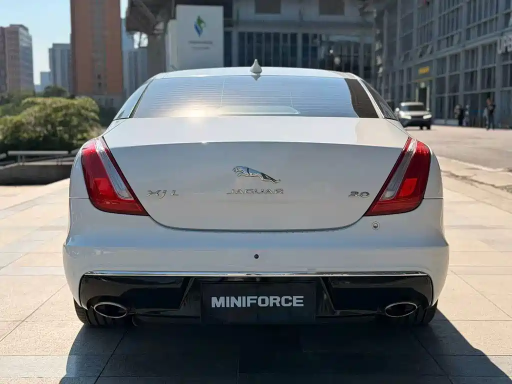 Jaguar XJ — миниатюра 8
