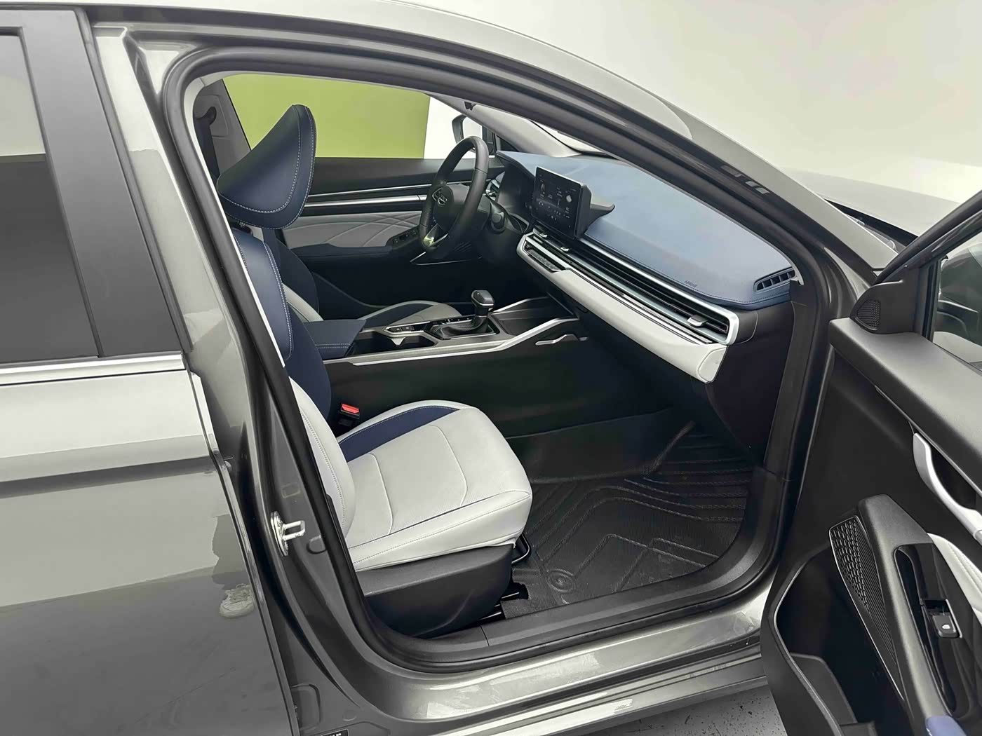 Geely Emgrand 1.5 л 2022 г. Серебристо-серый, пробег 25000 км