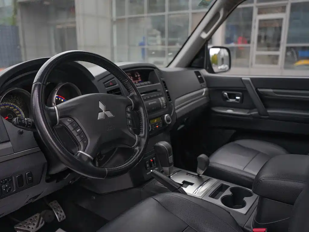 Mitsubishi Pajero (Import) — миниатюра 13