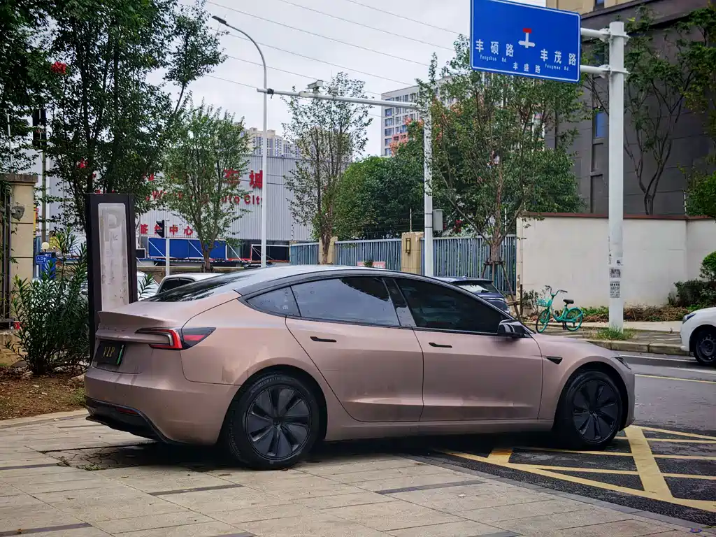 Tesla Model 3 — миниатюра 9