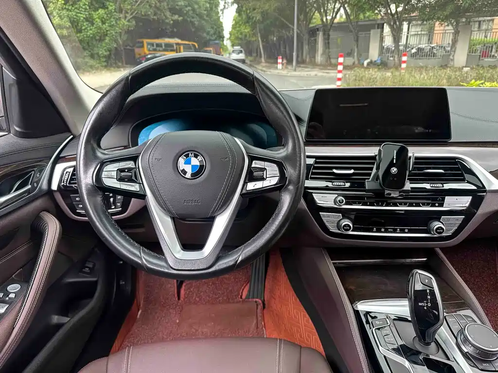 BMW 5 Series — миниатюра 17