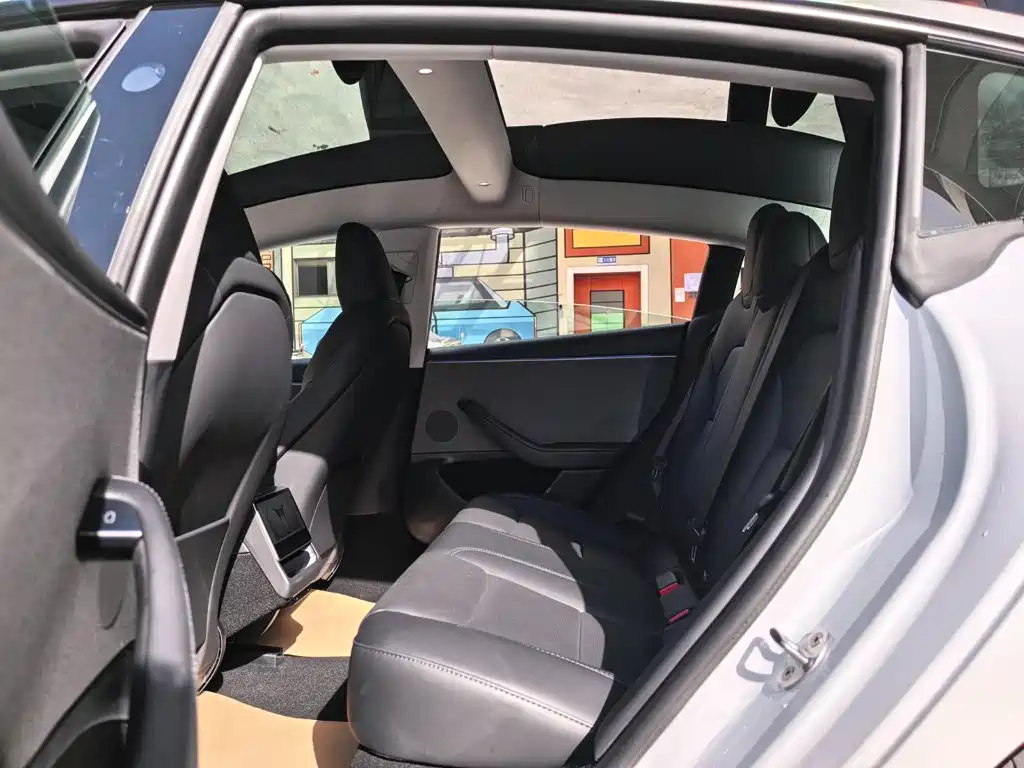 Tesla Model 3 — миниатюра 15
