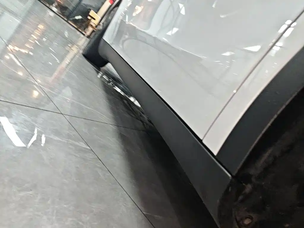 Tesla Model Y — миниатюра 21