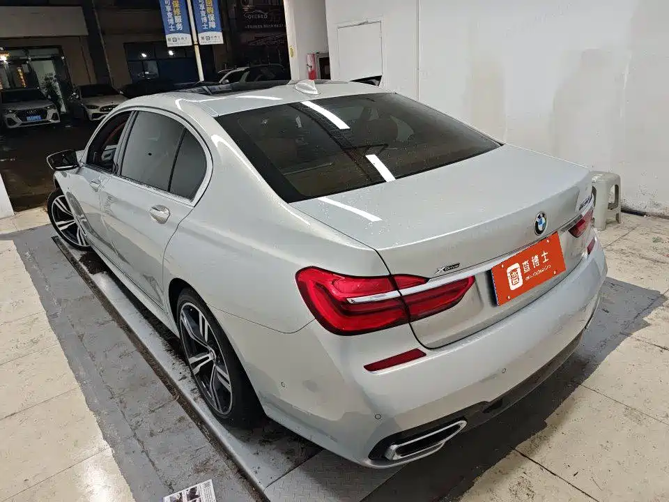 BMW 7 Series — миниатюра 8