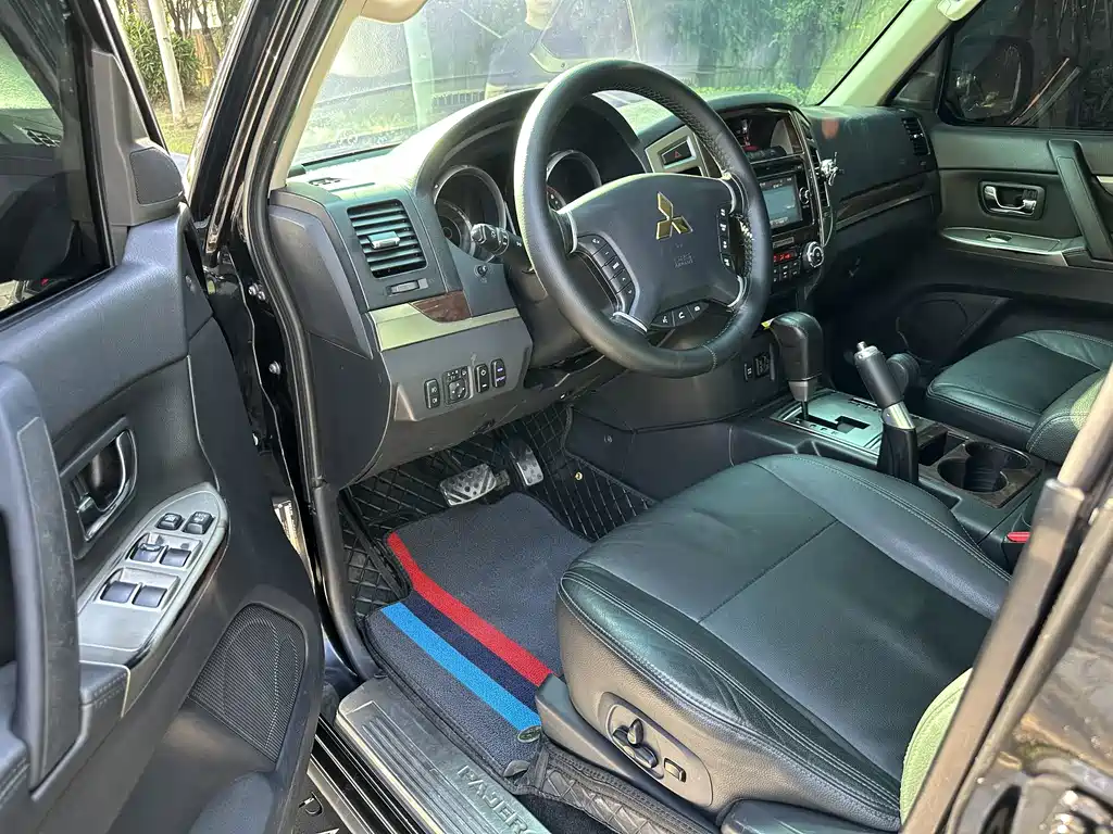 Mitsubishi Pajero (Import) — миниатюра 6