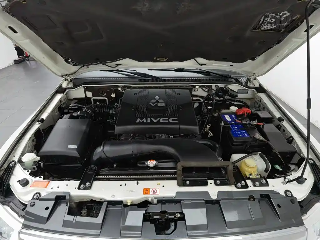 Mitsubishi Pajero (Import) — миниатюра 7