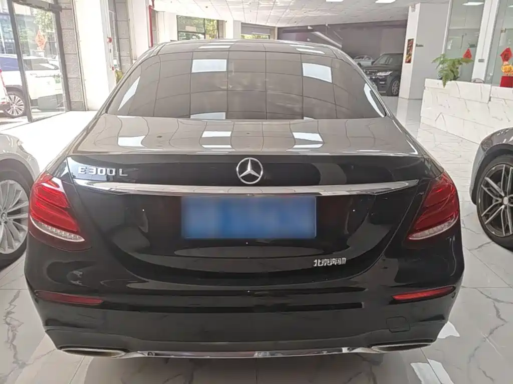 Mercedes-Benz E-Class — миниатюра 6