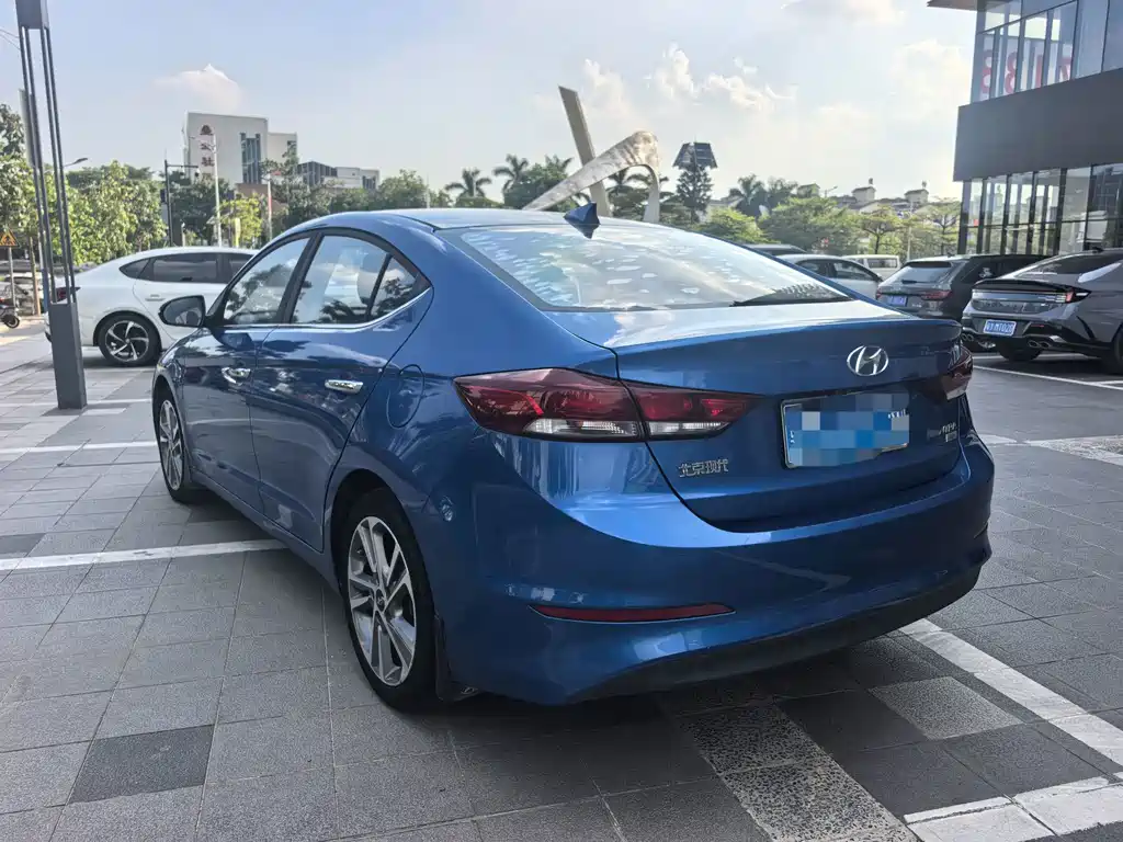 Hyundai Elantra — миниатюра 3