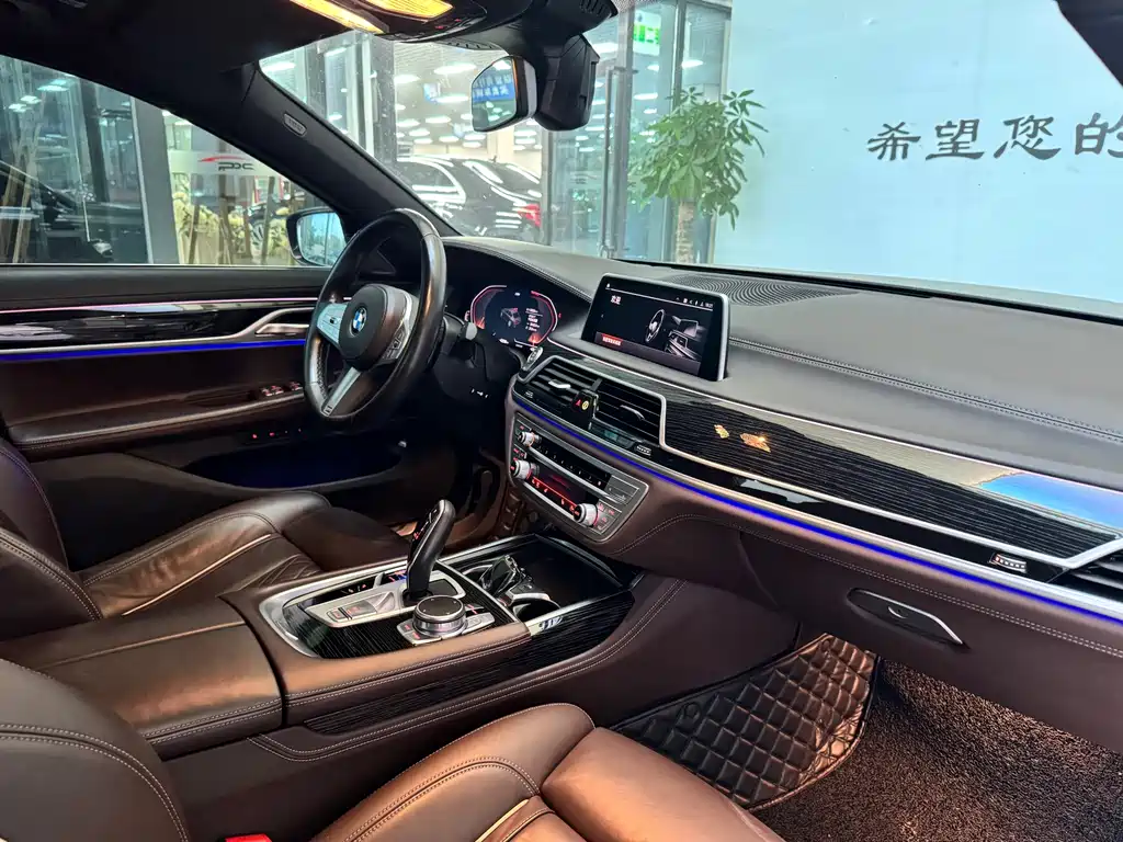 BMW 7 Series — миниатюра 10