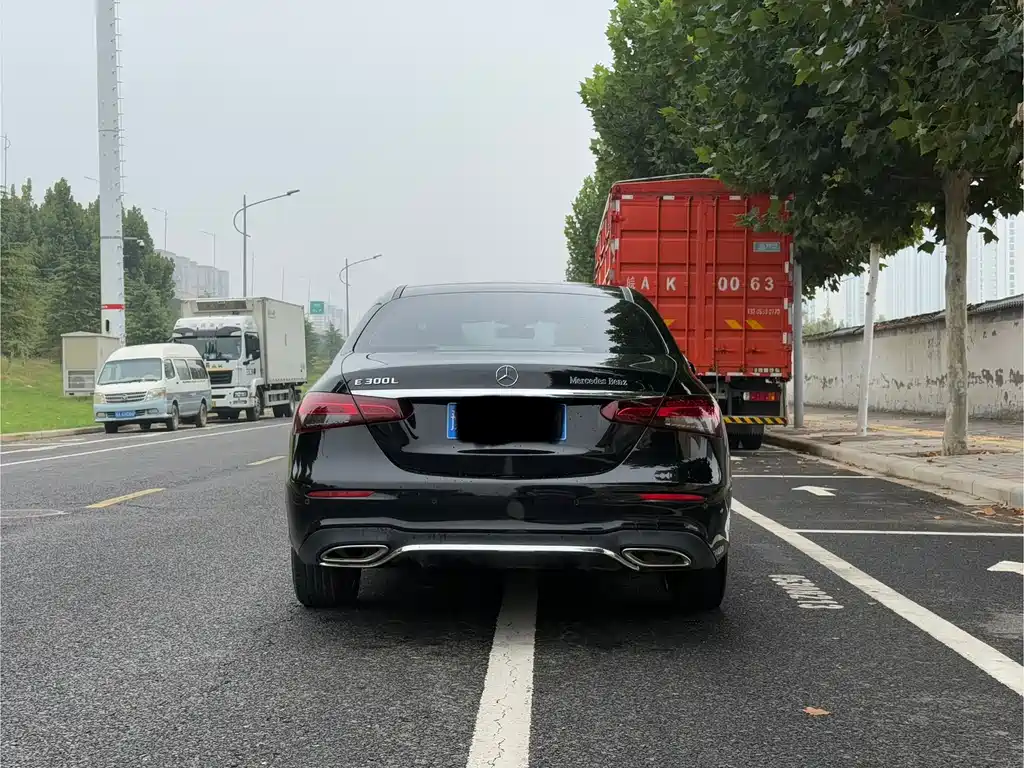 Mercedes-Benz E-Class — миниатюра 8