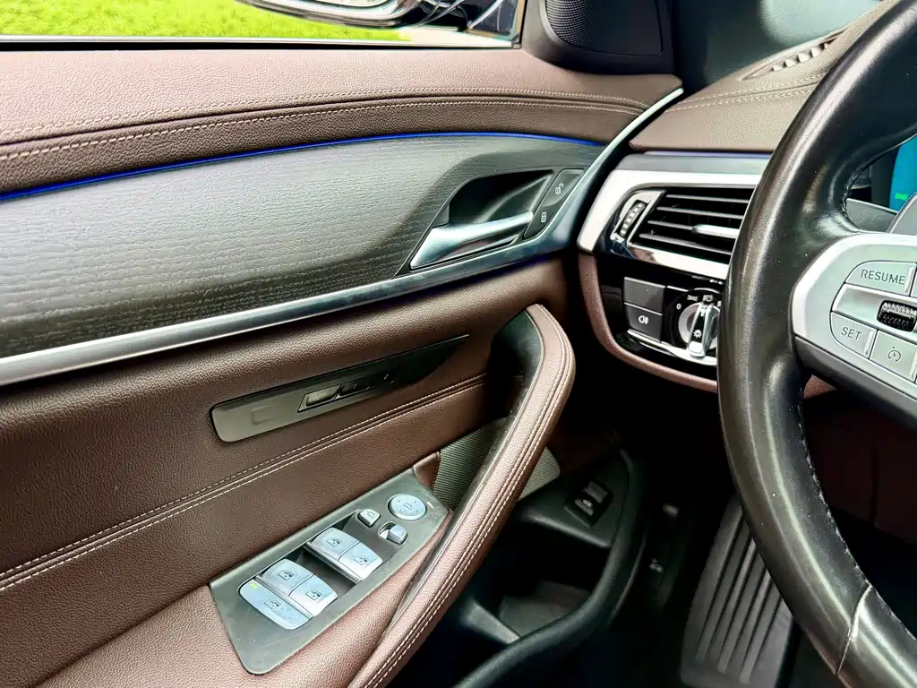 BMW 5 Series — миниатюра 10