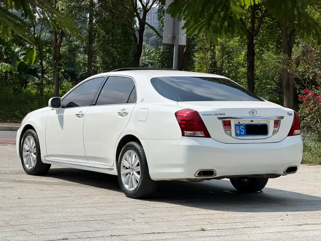 Toyota Crown — миниатюра 7