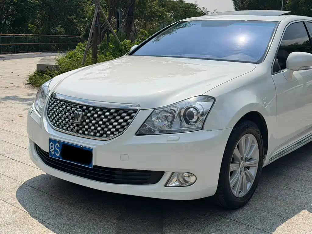 Toyota Crown — миниатюра 4