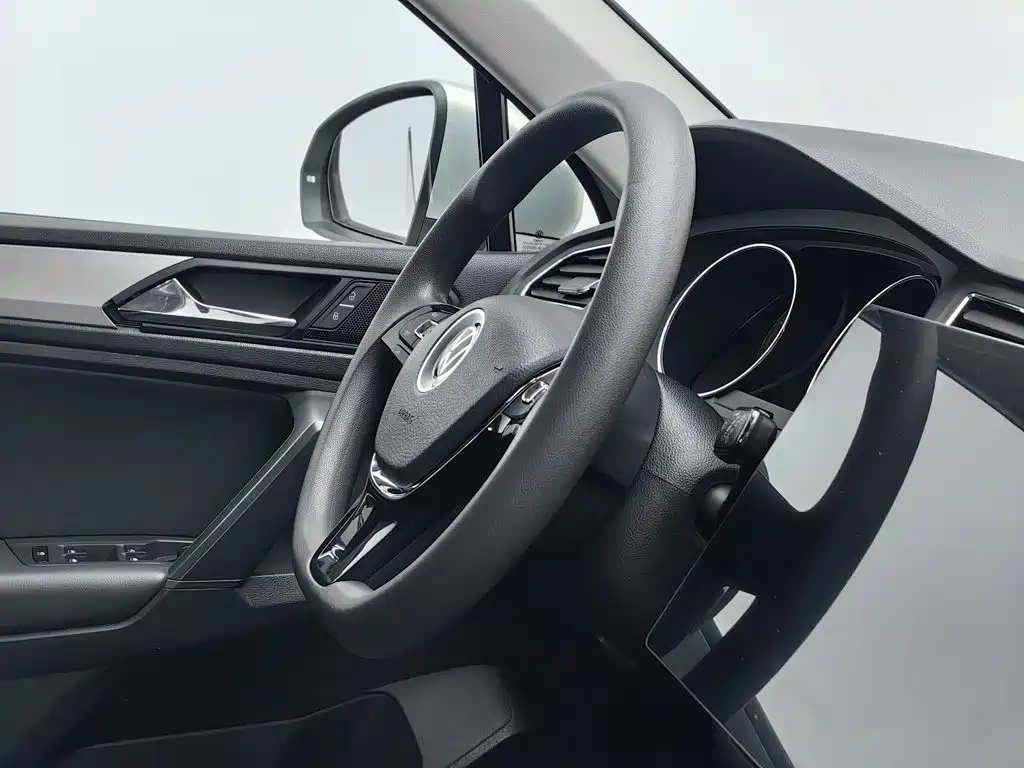Volkswagen Tiguan L — миниатюра 22
