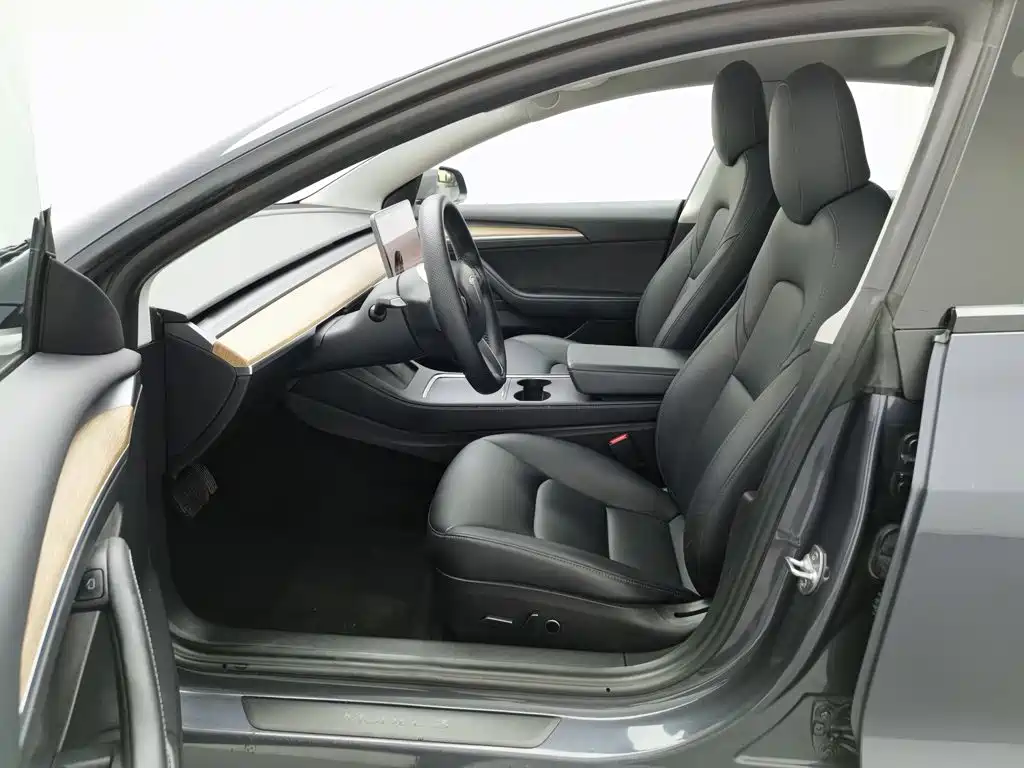 Tesla Model 3 — миниатюра 10