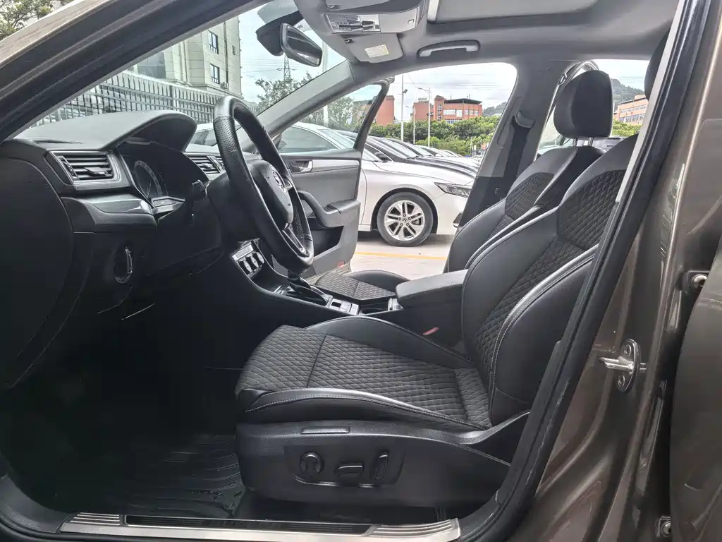 Skoda Superb — миниатюра 9