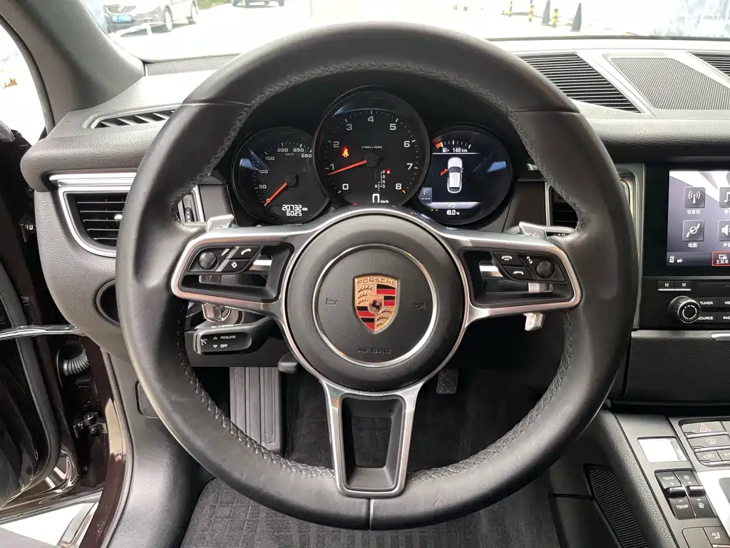 PORSCHE MACAN