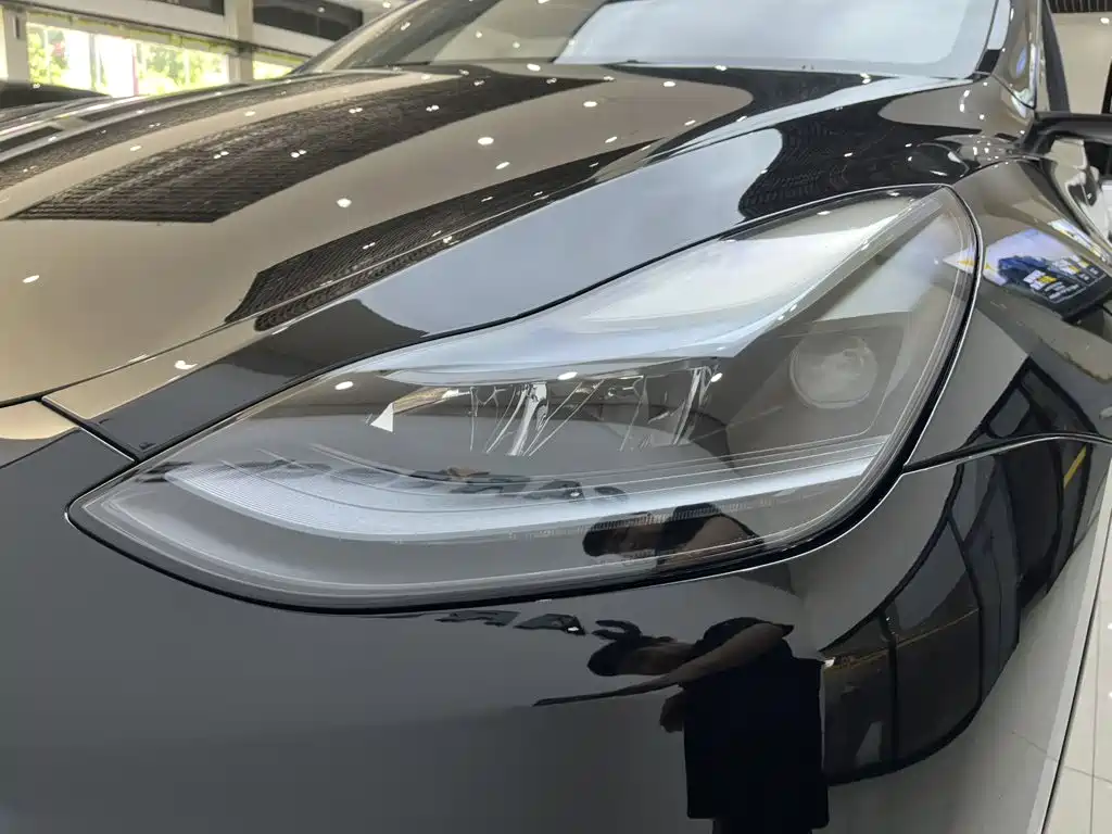 Tesla Model Y — миниатюра 6